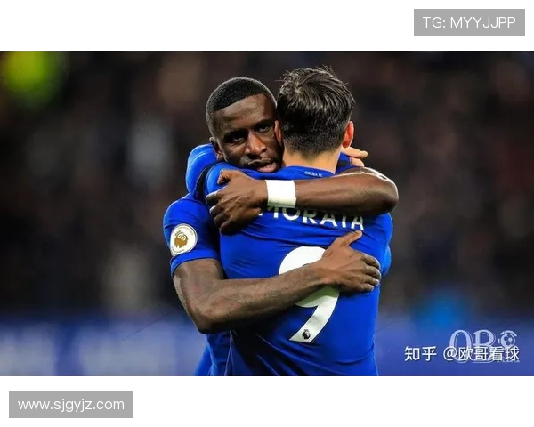 图赫尔更衣室暖心一幕：欧青赛夺冠后拥抱每位球员彰显领袖魅力(1)